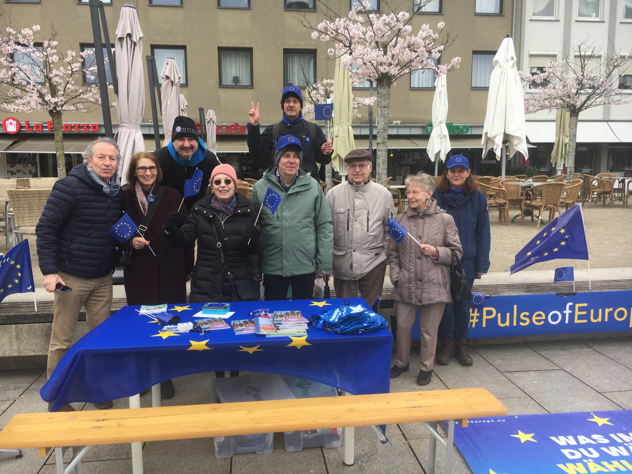 Pulse of Europe Mönchengladbach und Düsseldorf am 2. April 2023 auf dem Marktplatz Rheydt