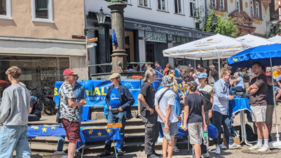 Europa-Tag in Marburg mit den demokratischen Parteien auf dem Marktplatz